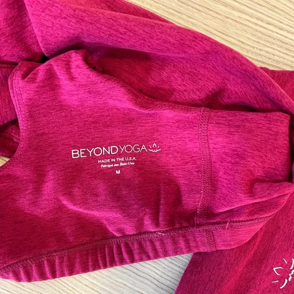 Beyond Yoga High Neck Open Back Sports Bra and Leggings SET Dragonfruit Sangria - Picture 5 of 5